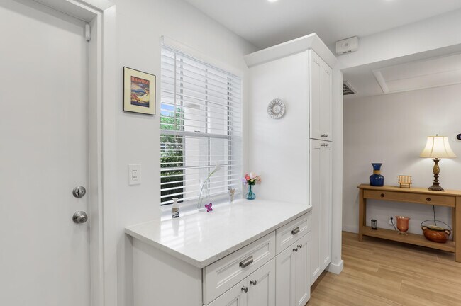 Building Photo - 2800 N Palm Aire Dr