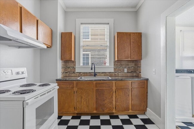 Building Photo - Spacious 2BR/1BA Lower-Level Apartment Near Downtown Savannah
