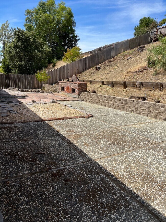 Building Photo - 2592 Santa Barbara Dr