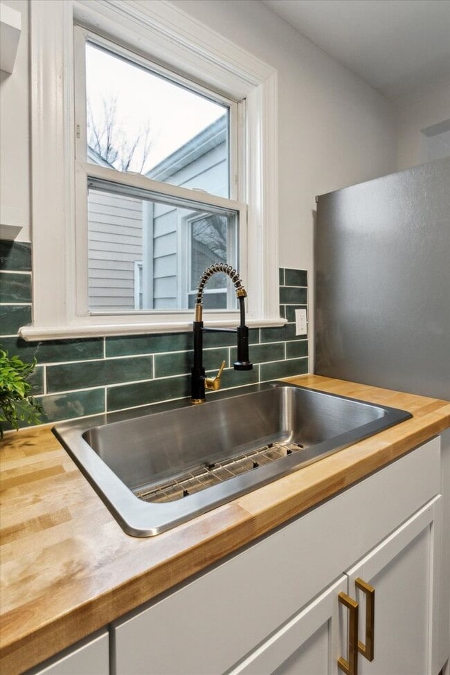 Building Photo - Renovated home in Heart of Hampton Roads