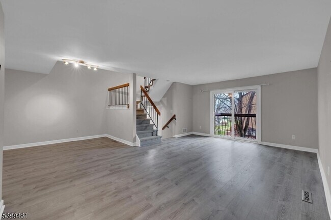 Building Photo - 107 Wimbledon Square