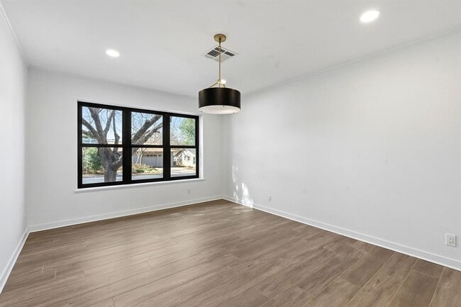 Building Photo - 5609 Mapleleaf Dr