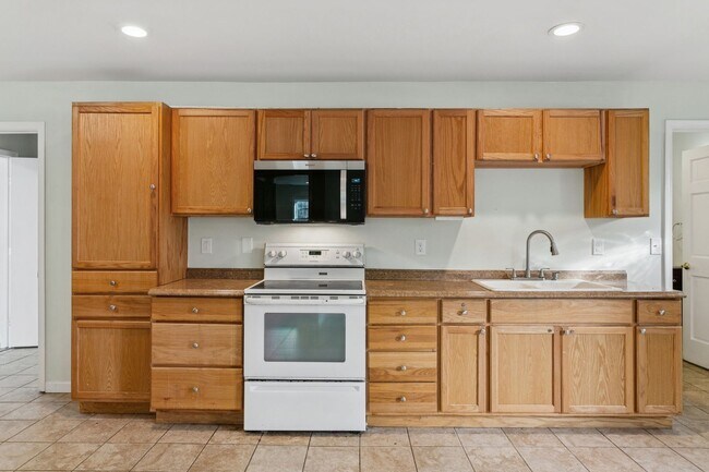 Building Photo - Updated Large Home with Private In-Law Suite Near Gloucester Main Street