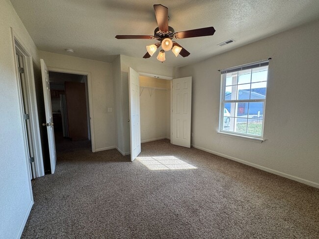 Building Photo - 3 Bed 2 Bath Duplex To Include Single Car ...