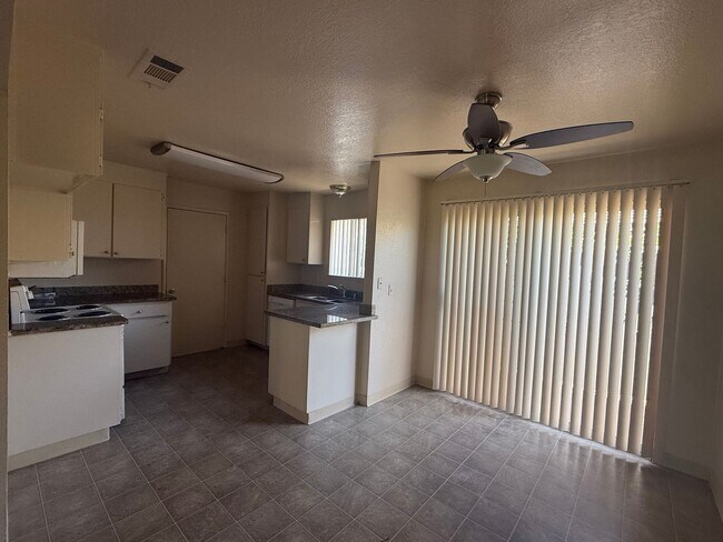 Building Photo - 3 Bed, 2 Bath Home with 2-Car Garage in Quail Lake Area