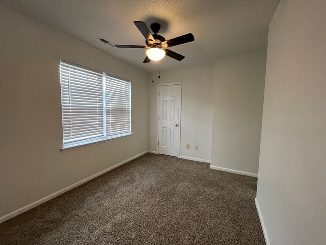 Building Photo - Adorable!