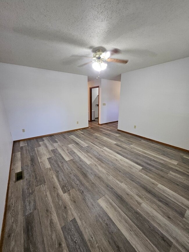 Building Photo - 3 Bedroom, 1 Bath House in Cute Neighborhood!