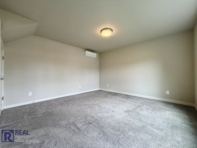 Building Photo - Spacious & Modern 3BR/2BA Home in Quiet Hillsboro Neighborhood