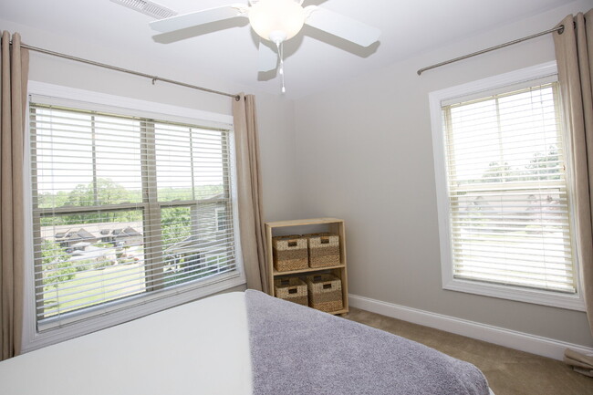 Building Photo - Charming End-Unit Townhome in Southern Pines