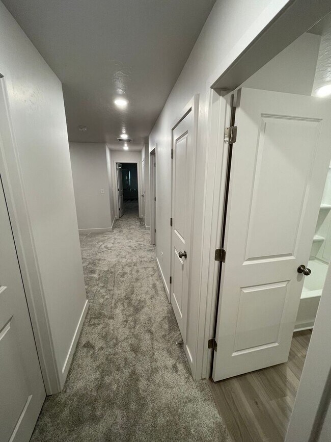 Building Photo - HUGE Townhome For Rent in Saratoga Springs!!