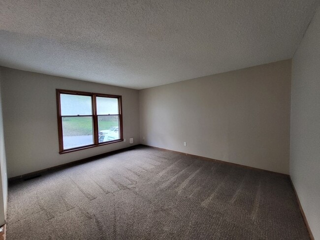 Building Photo - Spacious 4 bedroom home!