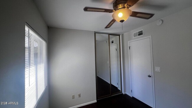 Building Photo - 3337 S Parkside Dr
