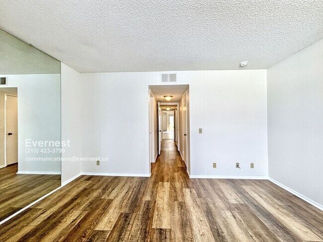 Building Photo - Lovely 2-Bed, 2-Bath Condo with Great Loca...