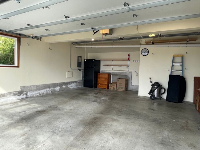 Building Photo - Windmill Heights Home With Community Beach...