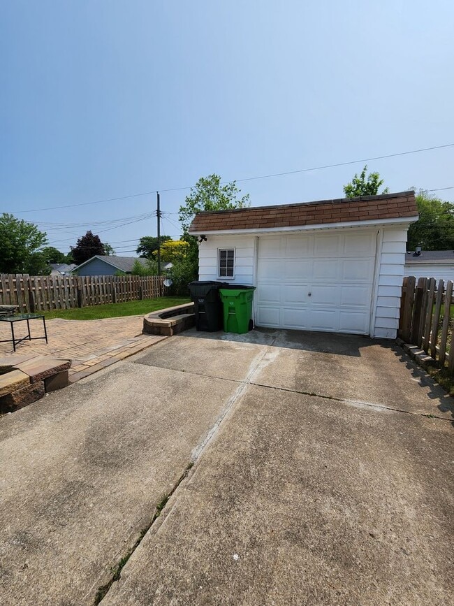 Building Photo - Beautiful 3 Bedroom Home For Rent