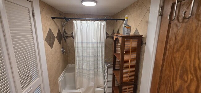 Building Photo - Cute 2 bedroom/ 1.5 bath single family home for rent in a quiet country setting but minutes from ...