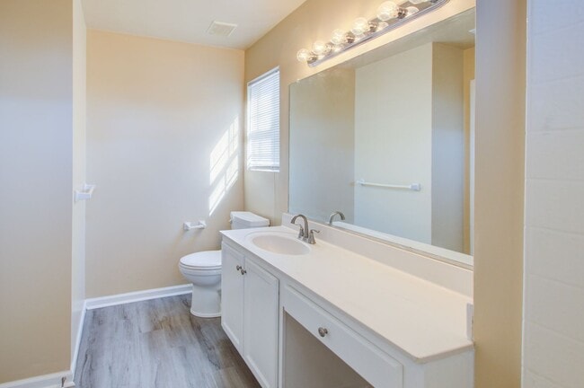 Building Photo - 3 Bed, 2.5 Bath Home Conveniently Located ...