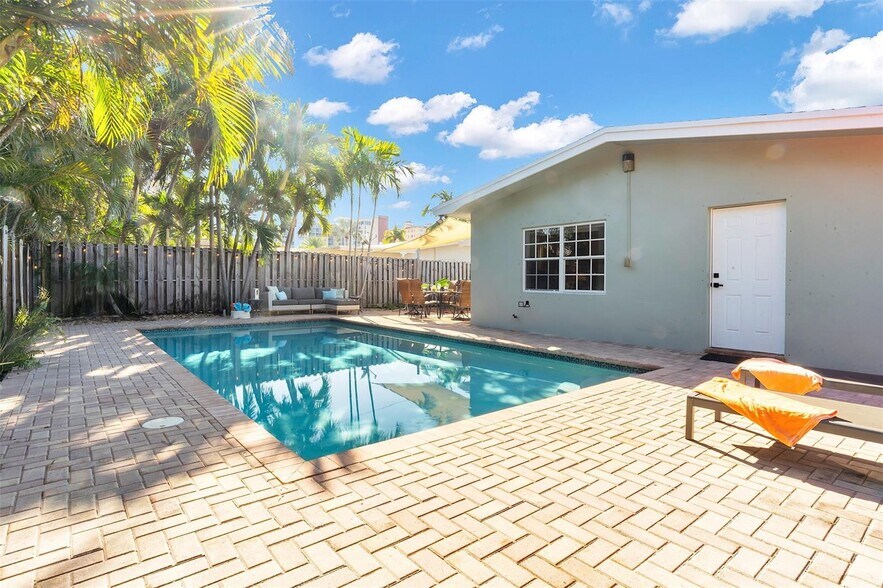 Building Photo - 3221 Seaward Dr