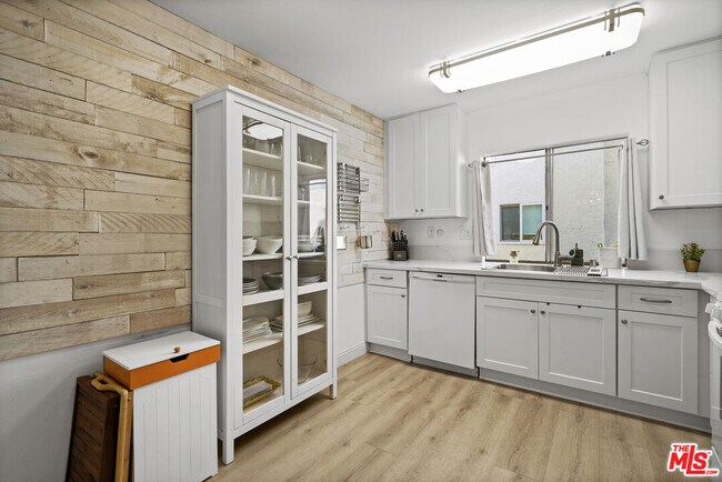 Building Photo - 5245 Coldwater Canyon Ave