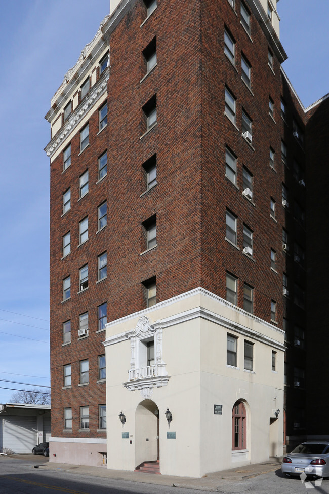 209 York St - Hampton Hall Apartments