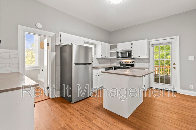 Building Photo - 3042 Cottage Grove Ave