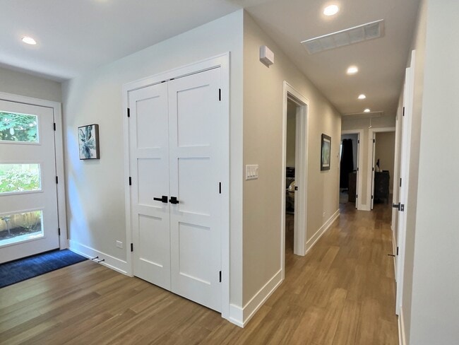 Building Photo - 5245 W Ardmore Ave