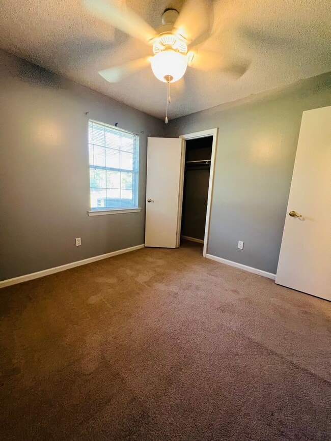 Building Photo - Convenient Comfort: 3-Bed, 2-Bath Home Nea...
