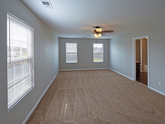 Building Photo - 3 bedroom 2.5 bath over 2,200 sq feet near Hacks Cross and Shelby Dr
