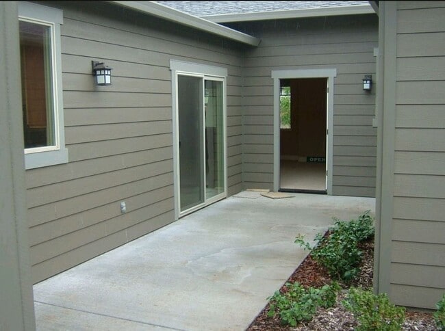 Building Photo - One Time-Lease-Up Adorable Craftmans Style...