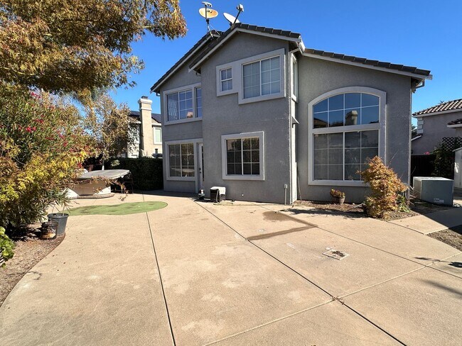 Building Photo - Pleasanton home available now!