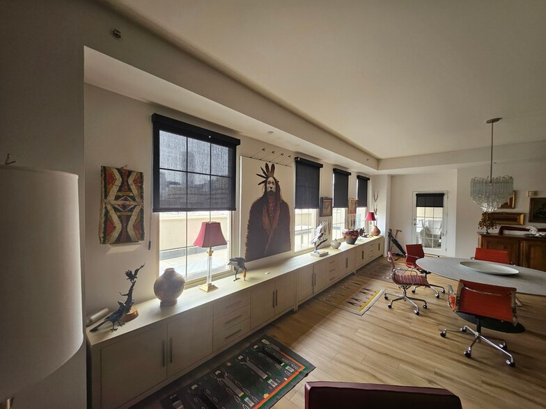 Building Photo - 475 W 12th Ave