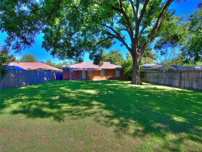 Building Photo - 1804 Melrose Dr