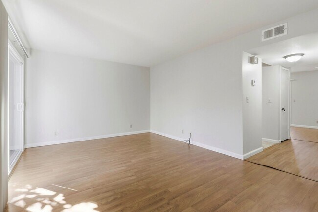 Building Photo - Sunset Park Townhouse Available for Rent!