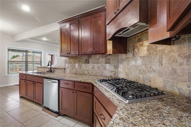 Building Photo - 904 SW Caprington St