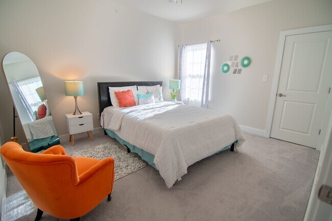Building Photo - Luxury 3B/3.5B Townhome with Finished Base...
