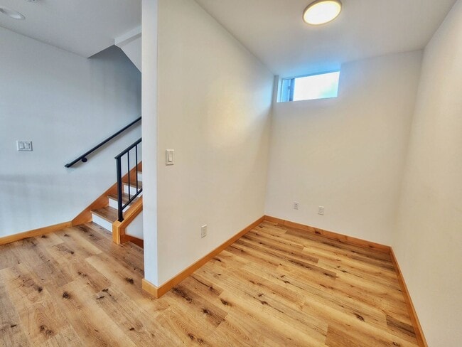 Building Photo - Beautiful 2 Bed 1.75 Bath Townhome in Central District