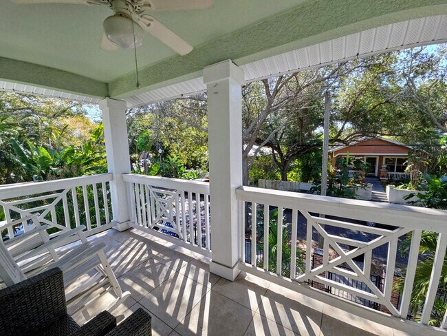 Building Photo - 857 10th Ave S