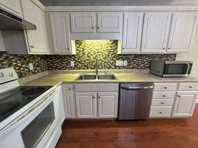 Building Photo - Like New Townhome in Old SW! Close to Cari...