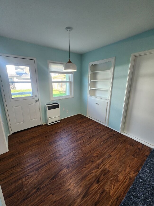 Building Photo - Retro Style Beach Apartment- Water Included!