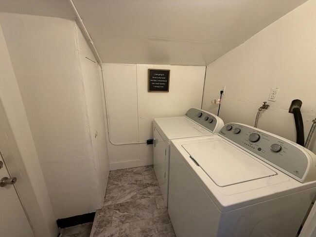 Building Photo - Charming 2 Bedroom 1 Bath Home