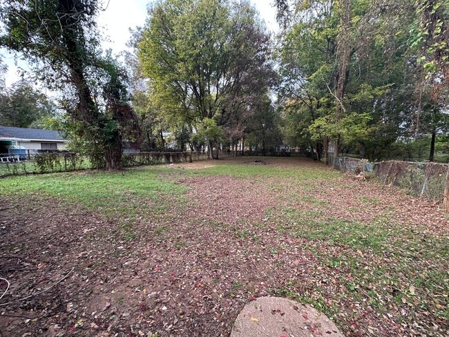 Building Photo - Updated 2 Bedroom House