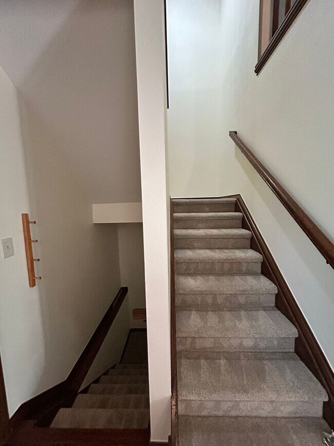 Building Photo - Gorgeous 4 Bedroom Townhome Steps from Boulder Country Club