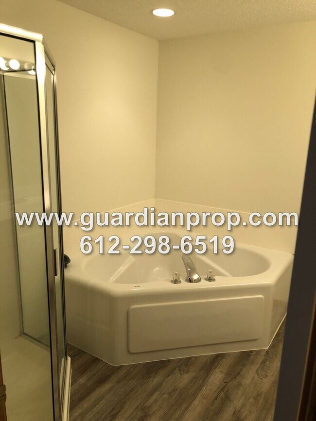 Building Photo - Shoreview Townhouse Available October 1, Open Floor Plan, Jacuzzi Tub, Fireplace, Attached Garage