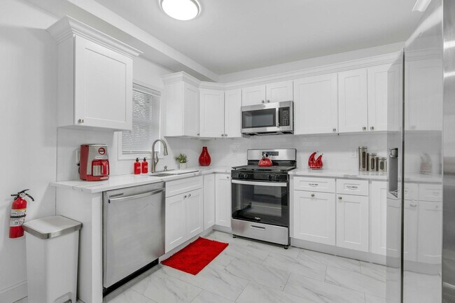 Building Photo - 196 2nd St