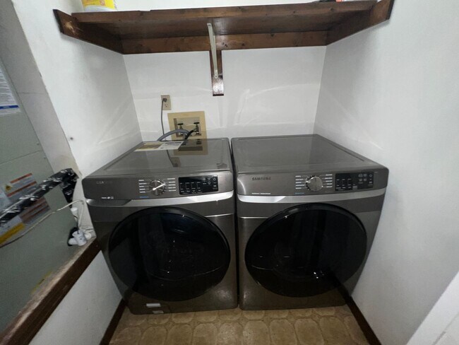 Building Photo - 2 Bedroom 2.5 Bath 2 Story Townhome AVAILA...