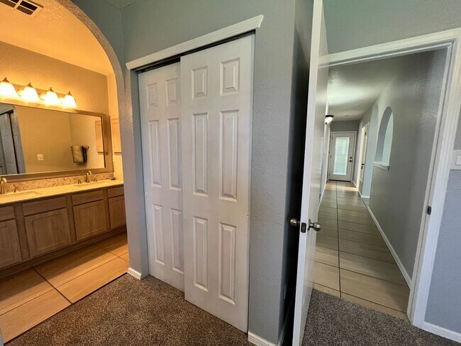 Building Photo - Beautiful East Side Home-Prime Location!