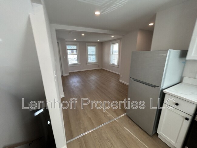 Building Photo - 31 Hilton St