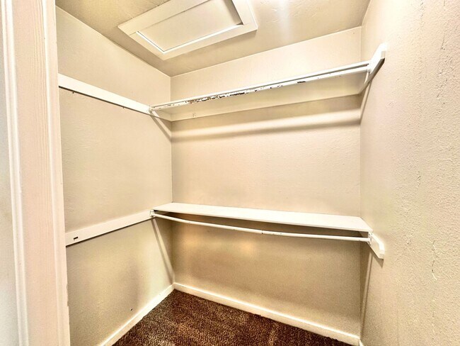 Building Photo - 4 Bed Spacious Midwest city House
