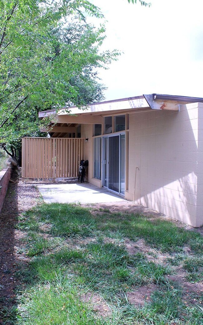 Building Photo - 336 Country Club Cir