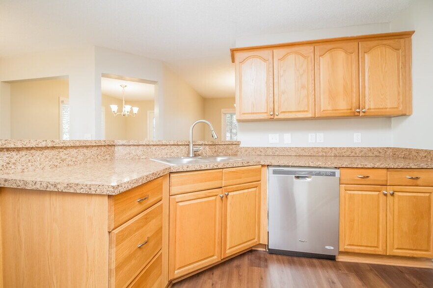 Building Photo - 606 Knollwood Dr